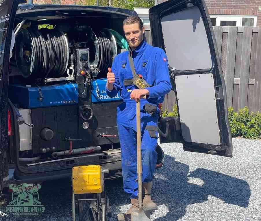 Een tevreden monteur met opgestoken duim naast de bestelbus, slim ingrijpen bespaart kosten bij een verstopte afvoer in Nieuw-Vennep