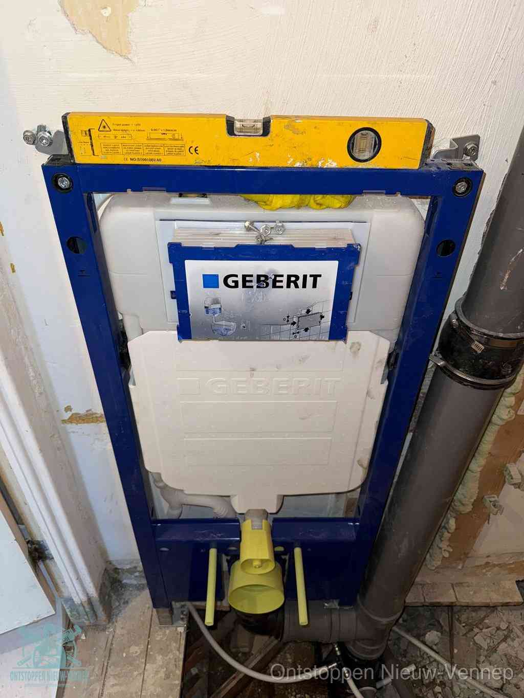 Een Geberit inbouwreservoir met frame voor een hangtoilet tegen de wand, met de afvoerbocht naar de vloer, kenmerkend voor een verstopt hangtoilet in Nieuw-Vennep