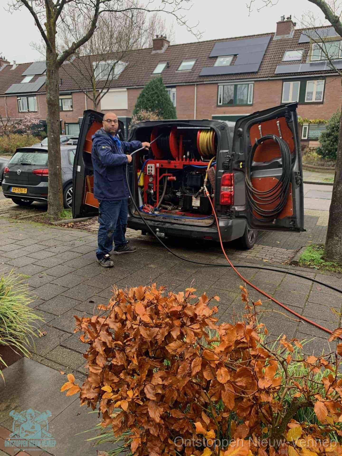 Rioolservice in de wijk in Nieuw-Vennep