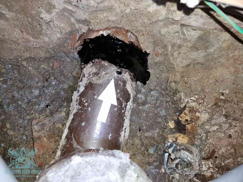 Een oude gres rioolbuis met een beschadigde koppeling onder de vloer, oorzaak van terugkerende structurele wc-problemen in Nieuw-Vennep